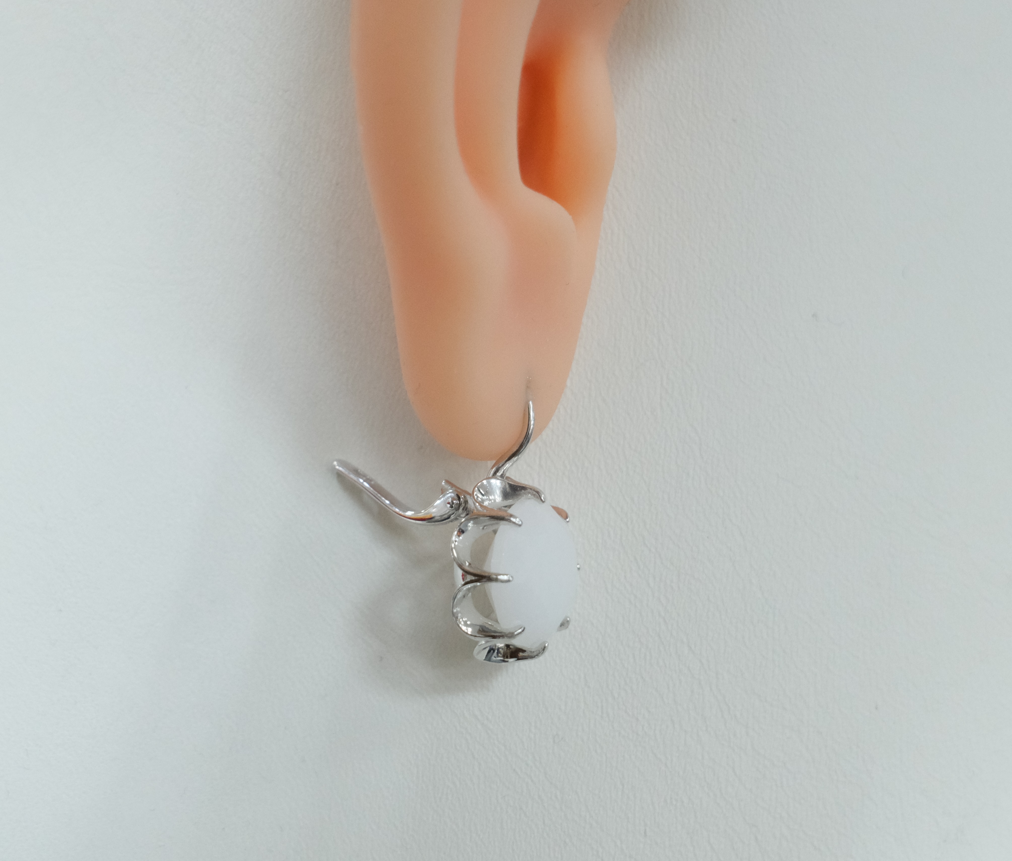 Серебряные серьги с белыми нефритами